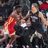 Clint Capela défend sur Moritz Wagner pour une victoire aisée des Hawks. KEYSTONE/AP/Hakim Wright Sr.